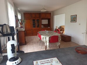 Dining - 3 bedroom bungalow near paimpol and guingamp. 20mn from the sea (st clet)