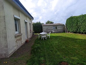 Outdoor dining - 3 bedroom bungalow near paimpol and guingamp. 20mn from the sea (st clet)
