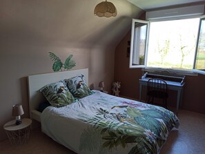 3 bedrooms, iron/ironing board, WiFi, bed sheets