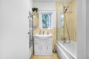 Haartrockner, Handtücher, Seife, Toilettenpapier