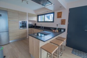 Kühlschrank, Mikrowelle, Ofen, Herdplatte