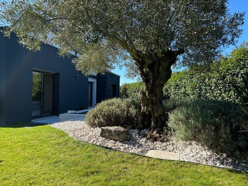 Maison contemporaine familiale avec piscine extérieure et jardin