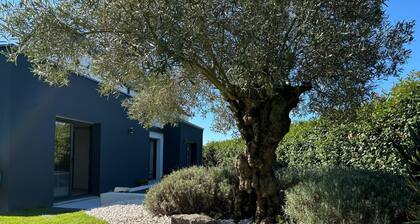 Maison contemporaine familiale avec piscine extérieure et jardin