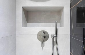 Douche, sèche-cheveux, serviettes fournies, savon
