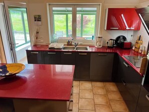 Een koelkast, een microgolfoven, een oven, een vaatwasser