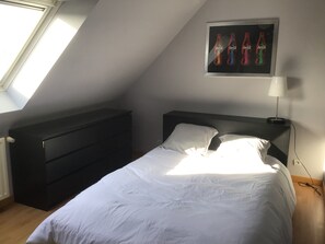 3 bedrooms, iron/ironing board, WiFi, bed sheets