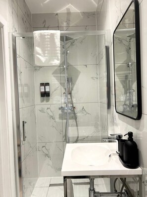 Suite studio luxueuse, 1 très grand lit et 1 canapé-lit | Salle de bain | Douche, douche cascade, séchoir à cheveux, pantoufles