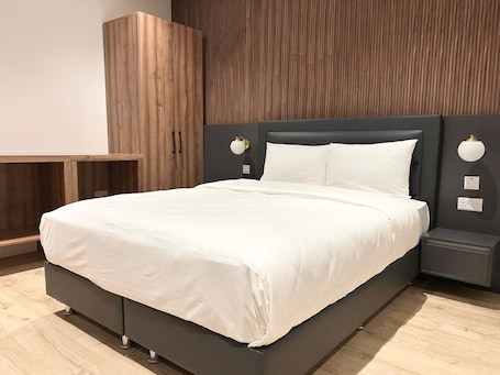 Luxury Studio Suite, 1 King Bed with Sofa bed | In-room safe, iron/ironing board, free WiFi, bed sheets