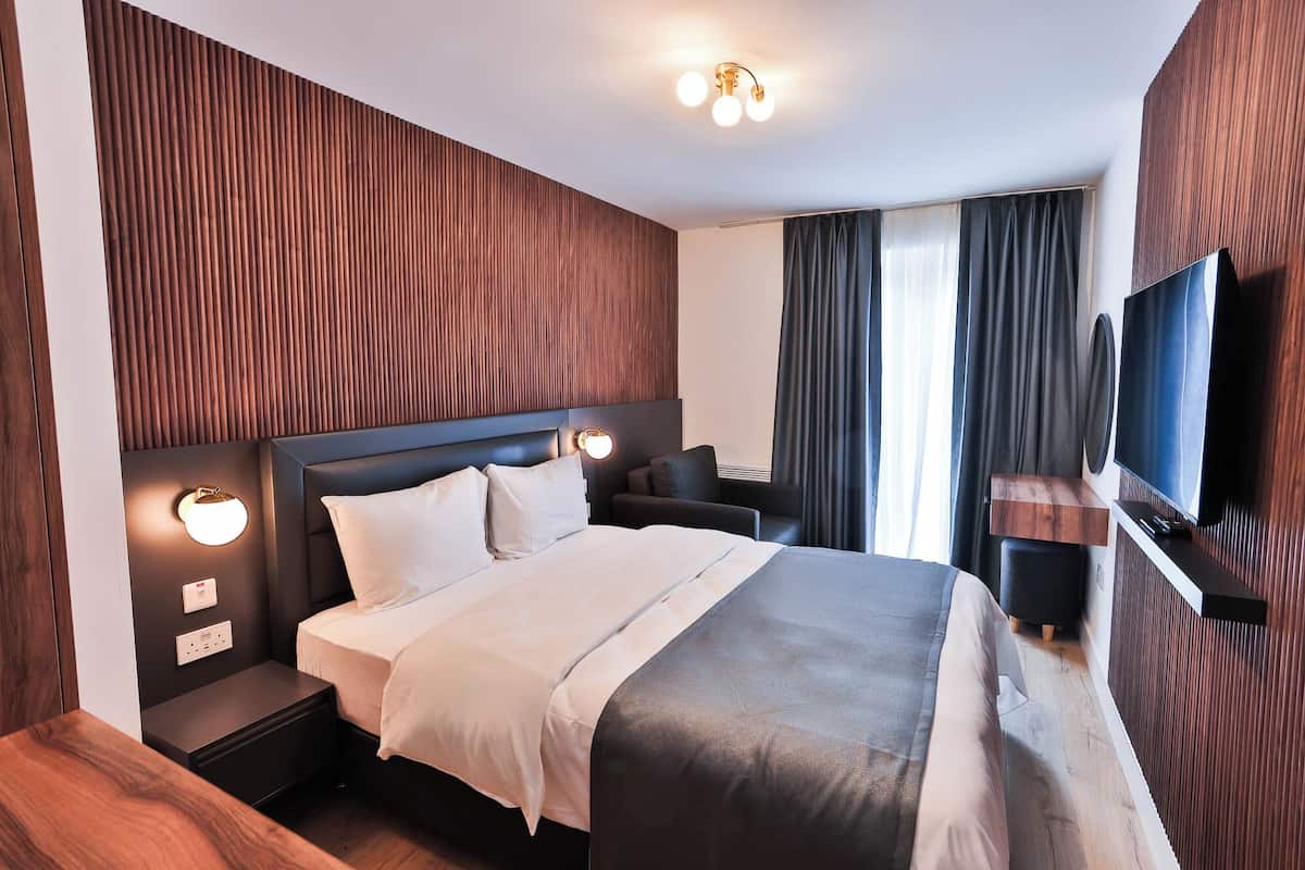 Luxe tweepersoonskamer | Een kluis op de kamer, een strijkplank/strijkijzer, gratis wifi