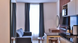 Habitación cuádruple de lujo | Caja de seguridad en la habitación y tabla de planchar con plancha 