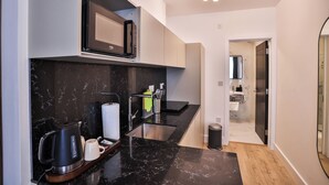 Habitación cuádruple de lujo | Cocina privada | Frigobar, microondas, parrilla de estufa y toallas de papel 