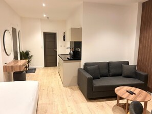 Suite studio luxueuse, 1 très grand lit et 1 canapé-lit | Cuisine privée | Mini-réfrigérateur, four à micro-ondes, surface de cuisson, essuie-tout