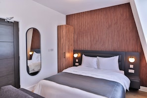 Luxury Quadruple Room | In-room safe, iron/ironing board, free WiFi, bed sheets - Finsbury Rose (London)
