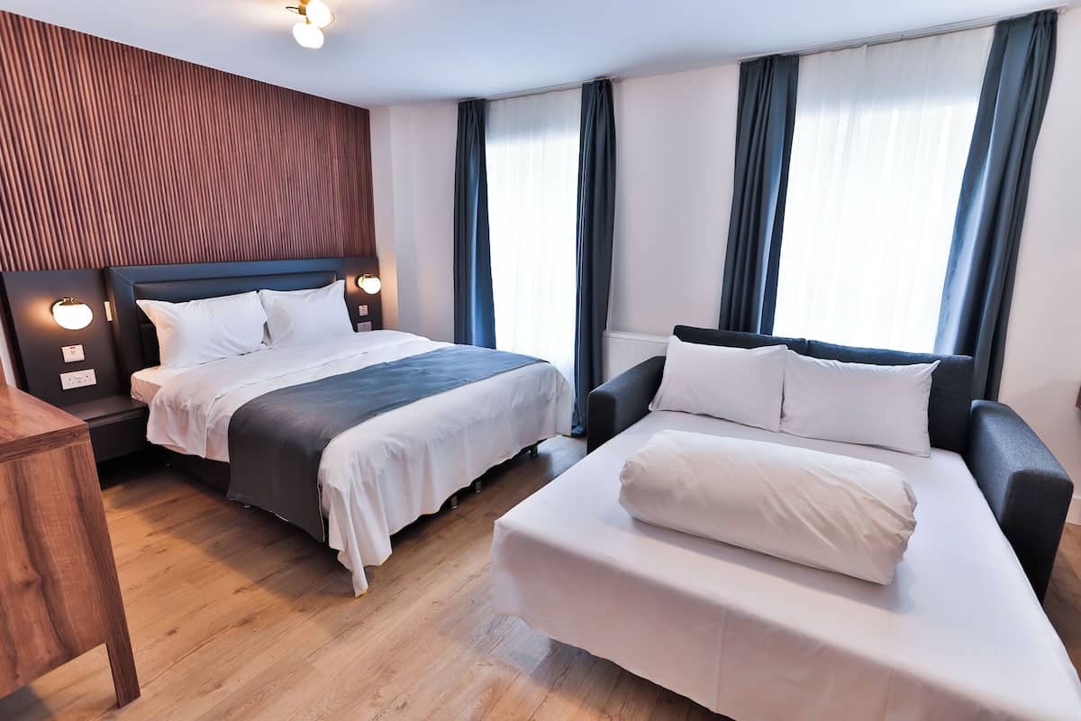 Luxe vierpersoonskamer | Een kluis op de kamer, een strijkplank/strijkijzer, gratis wifi