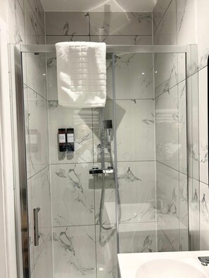 Suite estudio de lujo, 1 cama de matrimonio grande con sofá cama | Baño | Ducha, cabezal de ducha tipo lluvia, secador de pelo y zapatillas