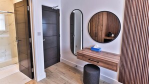 Habitación doble de lujo | Caja de seguridad en la habitación y tabla de planchar con plancha 