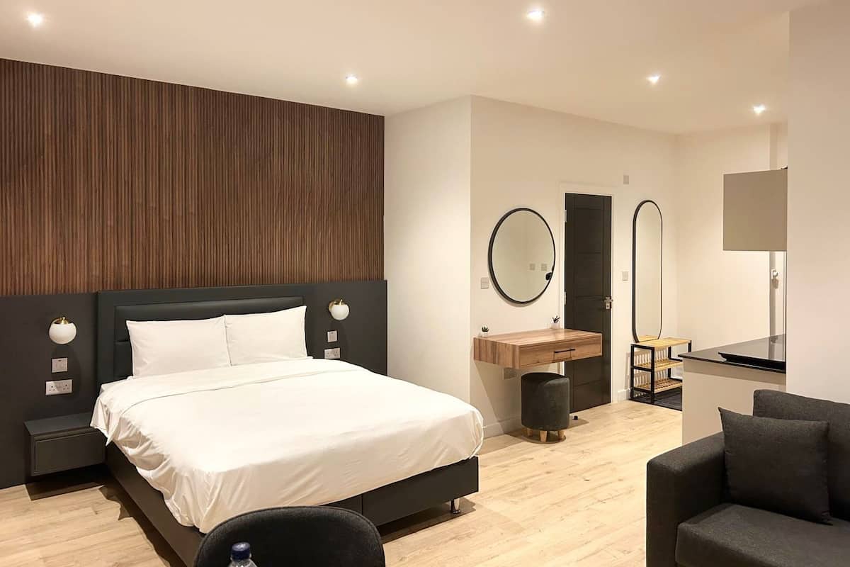 Luxe studio suite, 1 kingsize bed met slaapbank | Een kluis op de kamer, een strijkplank/strijkijzer, gratis wifi