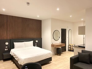 Suite estudio de lujo, 1 cama King size y sofá cama | Caja de seguridad en la habitación y tabla de planchar con plancha 