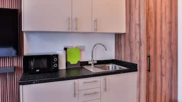 Luxury Quadruple Room | Private kitchen | Mini-fridge, microwave, stovetop, paper towels
