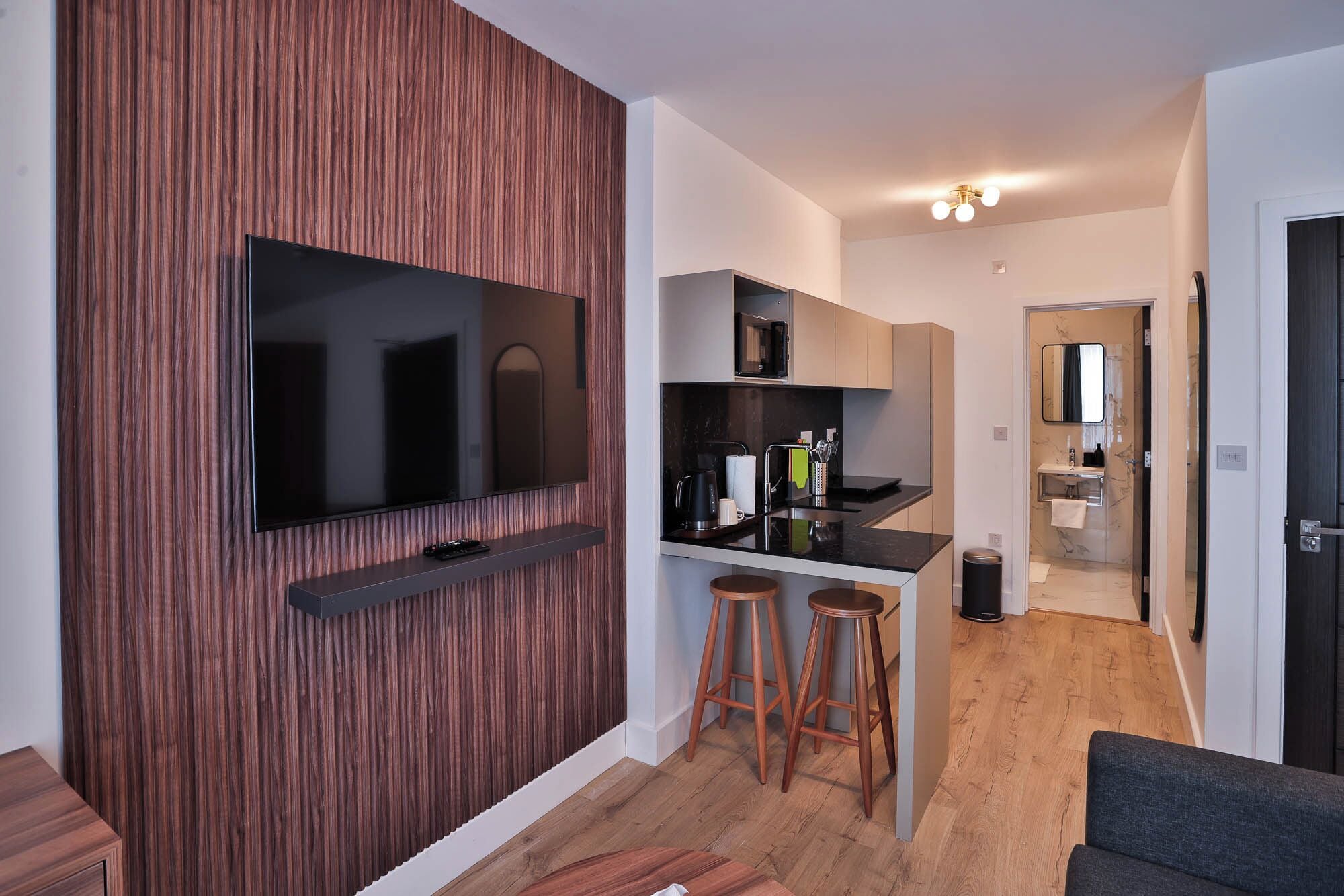 Habitación cuádruple de lujo | Caja de seguridad en la habitación y tabla de planchar con plancha 