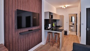 Habitación cuádruple de lujo | Caja de seguridad en la habitación y tabla de planchar con plancha 
