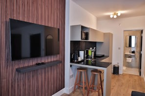 Luxury Quadruple Room | Private kitchen | Mini-fridge, microwave, stovetop, paper towels - Finsbury Rose (London)