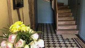 Eine Treppe mit Holzboden und einem gemusterten Boden.