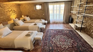 Comfort vierpersoonskamer, uitzicht op zwembad | Luxe beddengoed, individueel gedecoreerd, individueel gemeubileerd