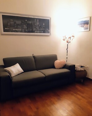 Smart TV, fireplace, books - Sunday's Studio Flat (Milan)