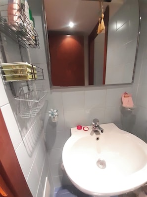 Shower, hair dryer, bidet, towels - Sunday's Studio Flat (Milan)