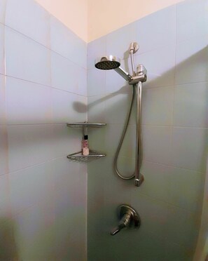 Shower, hair dryer, bidet, towels - Sunday's Studio Flat (Milan)