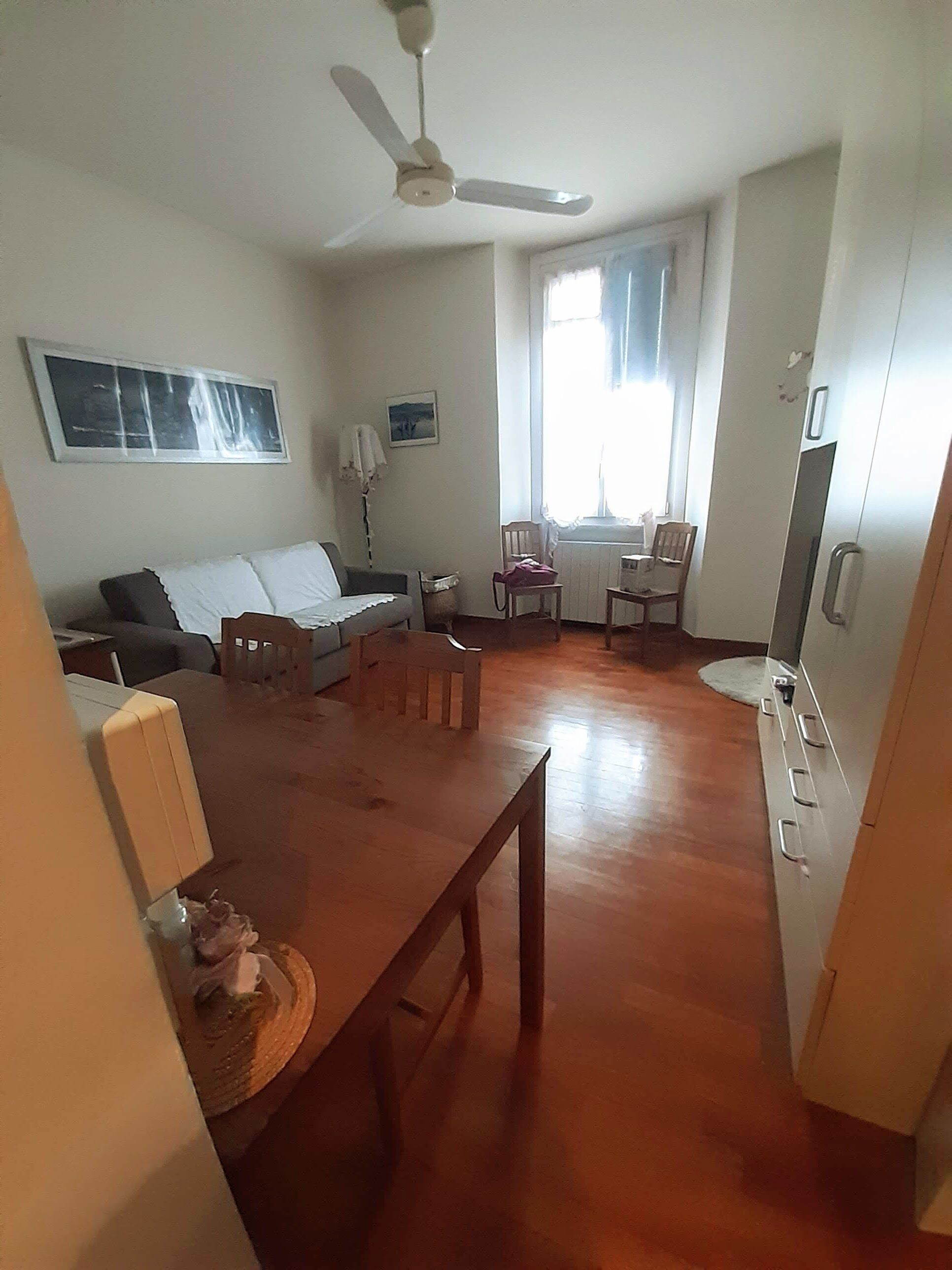 スマートテレビ、暖炉、書庫