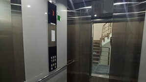An elevator interior with a digital display, metallic walls, and a handrail. - Şahiner Apart Otel (Finike)