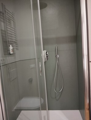 Dusj, hårføner, bidé og håndklær