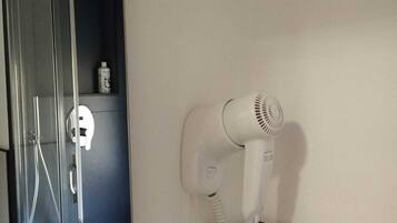 Doccia, asciugacapelli, bidet, asciugamani