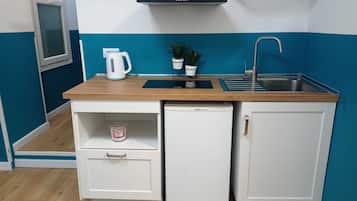 Fridge, microwave, stovetop, coffee/tea maker