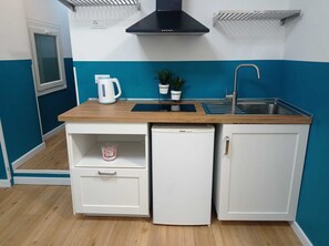 Een koelkast, een microgolfoven, een kookplaat