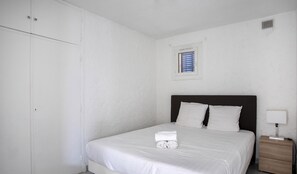 2 slaapkamers, een strijkplank/strijkijzer, beddengoed