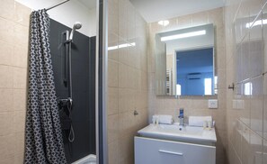 Een douche, een haardroger, handdoeken