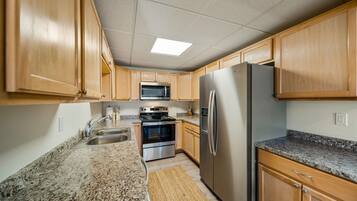 雪櫃、微波爐、焗爐、爐具