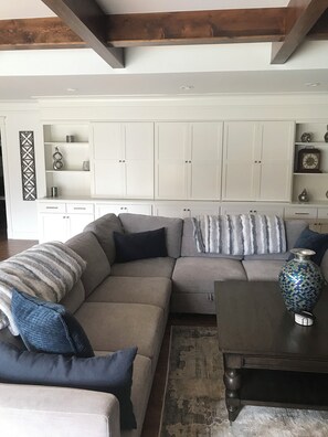 Smart TV, fireplace, books, computer monitors - Spacious 4 BR home with seasonal pool, Wi-Fi, CHA in Shawnee.  Pets welcome! (Shawnee)