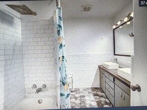 Bañera de hidromasaje, secador de pelo, toallas y jabón
