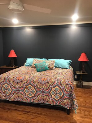 5 bedrooms, in-room safe, desk, iron/ironing board - Spacious 4 BR home with seasonal pool, Wi-Fi, CHA in Shawnee.  Pets welcome! (Shawnee)