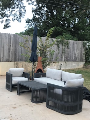 Terrace/patio - Spacious 4 BR home with seasonal pool, Wi-Fi, CHA in Shawnee.  Pets welcome! (Shawnee)