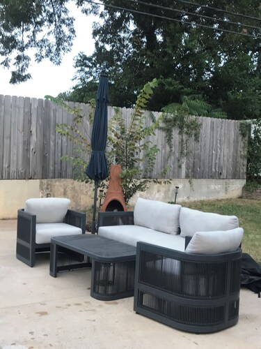 Spacious 4 BR home with seasonal pool, Wi-Fi, CHA in Shawnee.  Pets welcome!