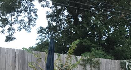 Spacious 4 BR home with seasonal pool, Wi-Fi, CHA in Shawnee. Pets welcome!