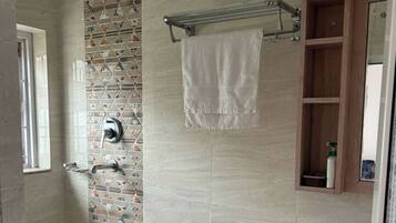 Suihku, hiustenkuivaaja, pyyhkeet, saippua