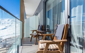 Outdoor dining - Ski in/Out, Gondola view in Atrium of New Gudauri (Gudauri)
