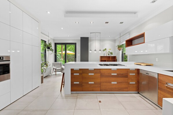 Mikrowelle, Ofen, Herdplatte, Geschirrspüler