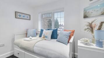 4 bedrooms, desk, free WiFi, bed sheets